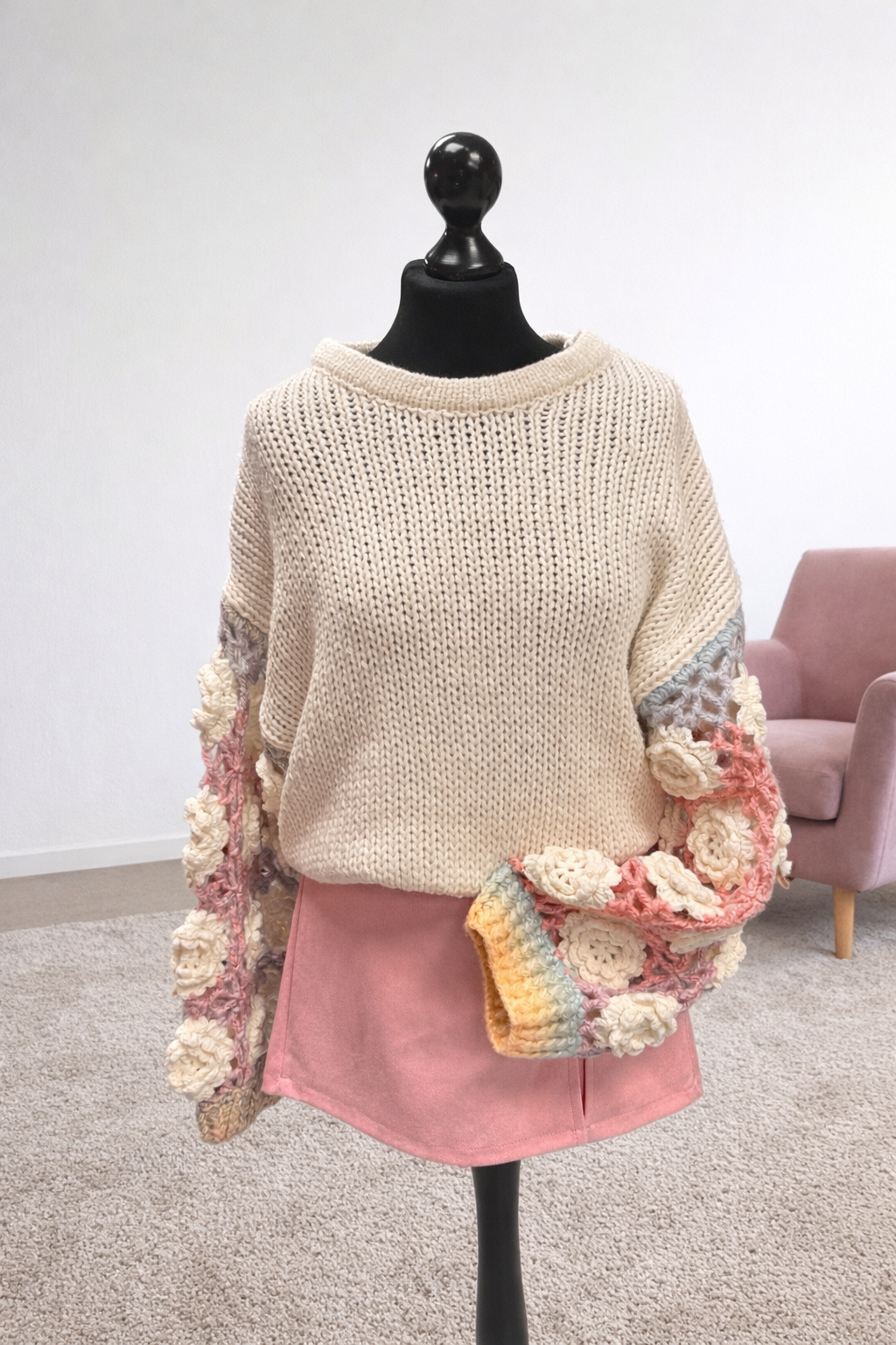 Statement-Strickpullover mit 3D-Blüten

Dieser besondere Strickpullover begeistert mit einem weichen Creme-Ton und auffälligen 3D-Blütenärmeln in zarten Rosé- und Pastellfarben. Der lockere Schnitt sorgt für hohen Tragekomfort, während die aufwendig gearb