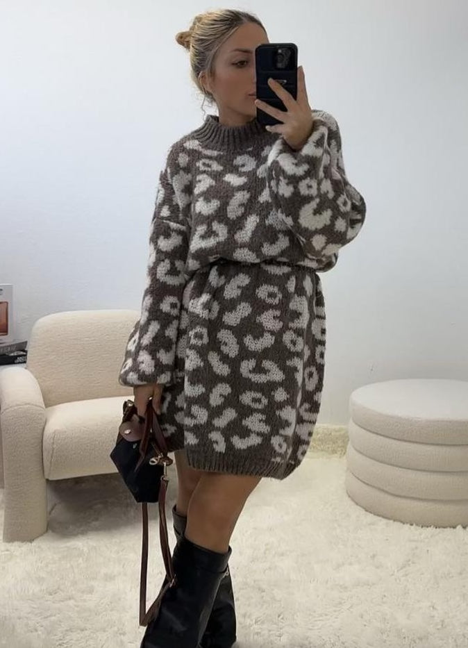 Kuscheliges Strickkleid mit Leo-Muster